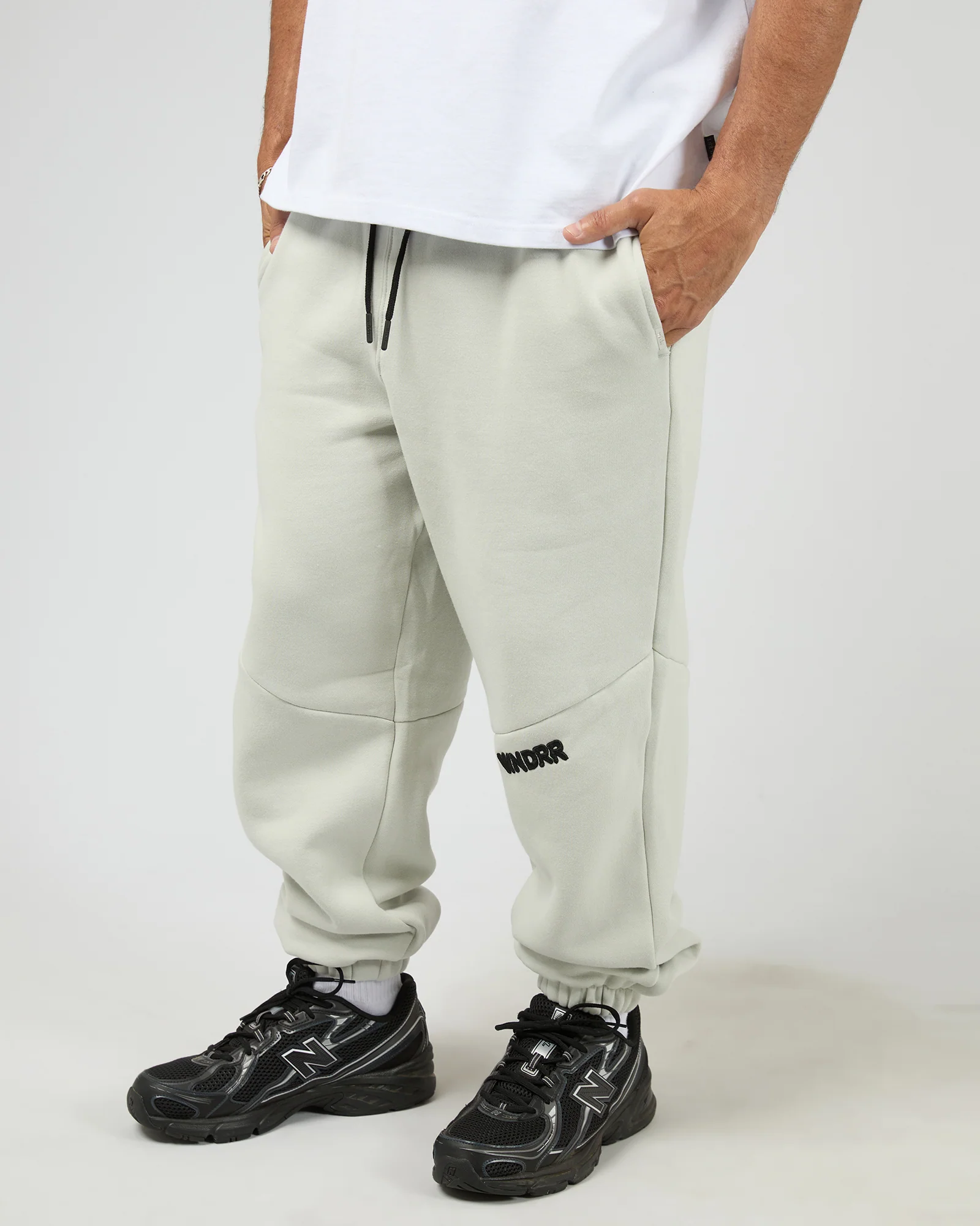 Halo Baggy Trackpant Oyster - Image 4